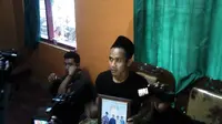 Keluarga salah satu korban tabrakan antara KRL dan metro mini di perlintasan Angke, Jakarta Barat. (Liputan6.com/Yandhi Deslatama)