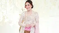 Selain anggun, Ayu Dewi tampak elegan dalam balutan kebaya. Nuansa pink-putihnya bikin tampilan Ayu semakin manis. Makeup flawless membuat ibu tiga anak tersebut kian memesona.
(Liputan6.com/IG/@mrsayudewi)