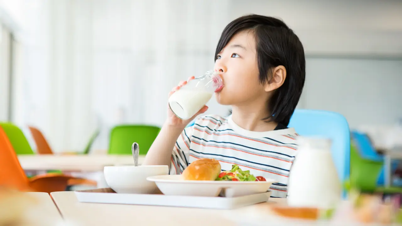 anak minum susu