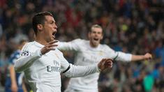 Cristiano Ronaldo mencetak hat-trick untuk membawa Real Madrid menang 3-0 atas VfL Wolfsburg pada leg kedua perempat final Liga Champions di Stadion Santiago Bernabeu, Madrid, Rabu (13/4/2016) dini hari WIB. (AFP/Curto De La Torre)