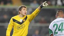 Kiper Manchester United Tomasz Kuszczak pada laga Liga Champions melawan VfL Wolfsburg pada 8 Desember 2009. Manchester menang 3-1. AFP PHOTO/JOHN MACDOUGALL