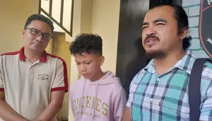 Farel Prayoga Tengah) usai menyambangi ayahnya di Mapolresta Banyuwangi. (Istimewa)