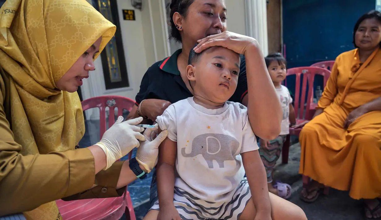 Dinas Kesehatan Pemerintah Kota Surabaya, Jawa Timur menggelar program imunisasi massal pada Senin 15 September 2025. (Juni KRISWANTO/AFP)