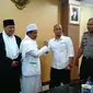 Ormas GMBI Vs FPI bersalaman.