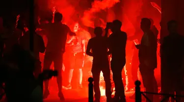 Sejumlah suporter timnas Inggris menyalakan flare jelang pertandingan melawan Wales di Lille, Prancis, (15/6). UEFA mengancam akan mendiskualifikasi tim Inggris dari Piala Eropa 2016 jika para suporter membuat kerusuhan kembali. (REUTERS/Wolfgang Rattay)