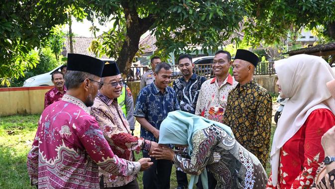 22 Tahun Bu Guru Sitimah Tempuh Perjalanan 180 Km Demi Cerdaskan Anak-Anak? — INDONESIA — ERYU PROJECT