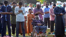 Warga mengenakan masker saat melaksanakan salat Idul Adha di Lapangan Perumahan Sawangan Permai, Depok, Jawa Barat, Jumat (31/7/2020). Hari ini, seluruh umat muslim di dunia merayakan Idul Adha 1441 H yang dilanjutkan dengan pemotongan hewan kurban. (merdeka.com/Arie Basuki)