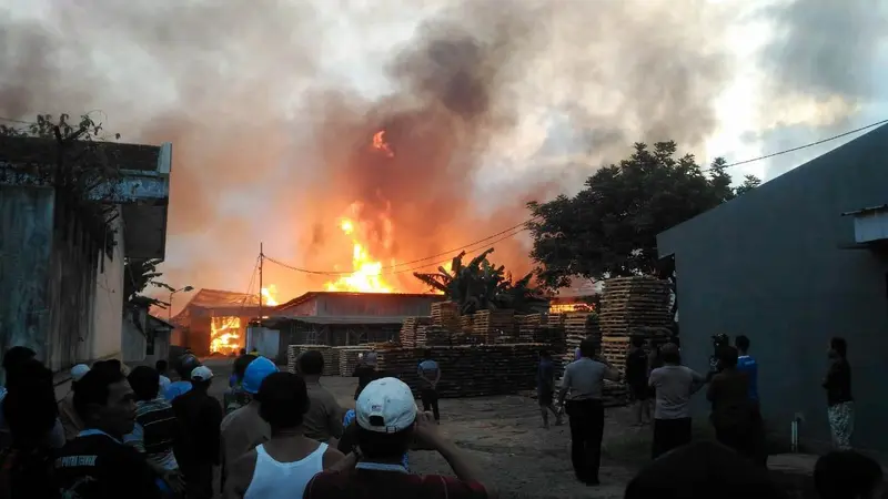 Kebakaran pabrik kayu di Majenang, Cilacap. (Foto: Liputan6.com/Muhamad Ridlo)