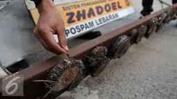 Petugas menunjukkan sejumlah paku yang berhasil didapatkan di kawasan Karawang, Jawa Barat, Minggu (7/3). Razia paku tersebut dilakukan untuk memberi kenyamanan pemudik yang akan melintas di kawasan tersebut.(Liputan6.com/Gempur M Surya)