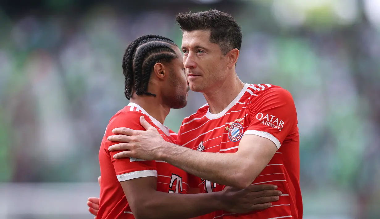 Robert Lewandowski dan Serge Gnabry. Duet Robert Lewandowski dan Serge Gnabry menjadi yang terganas di Liga Jerman musim 2021/2022 bersama Bayern Munchen. Robert Lewandowski total menorehkan 35 gol dan 4 assist, sementara Serge Gnabry menyumbang 14 gol dan 6 assist. Namun sayang, musim 2022/2023 ini keduanya tak lagi bersama, usai Robert Lewandowski memutuskan hijrah ke Barcelona. (AFP/Ronny Hartmann)
