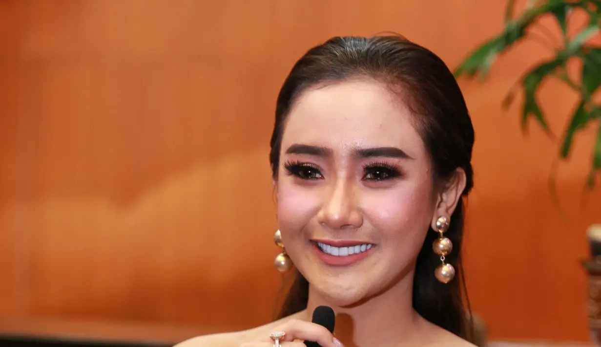 Meski tak begitu mengikuti dunia sepakbola, penyanyi asal Bandung 23 tahun itu menyukai penyerang asal Portugal Cristiano Ronaldo. Tapi ia menjagogan Argentina juara. (Adrian Putra/Bintang.com)