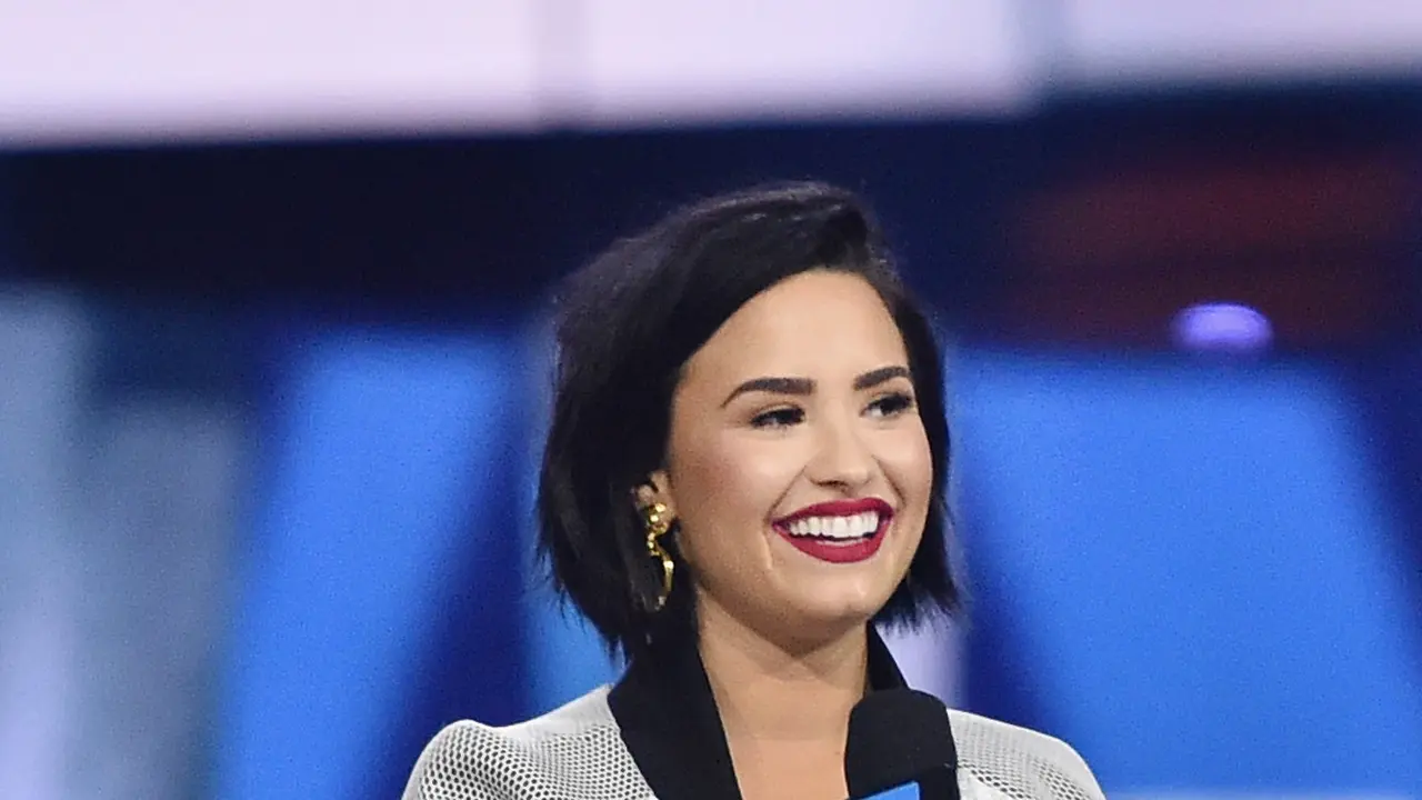 [Bintang] Beginilah Wajah Polos Natural Demi Lovato Usai Bangun Tidur