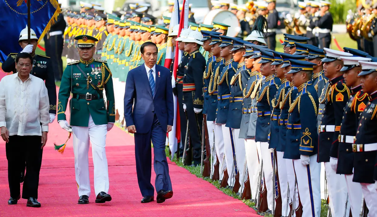 Presiden Filipina Rodrigo Duterte menyambut kedatangan Presiden Joko Widodo (Jokowi) di Istana Malacanang di Manila, Filipina, Jumat (28/4). Kunjungan Jokowi ke Filipina untuk menghadiri KTT ASEAN ke 30. (AP Photo / Bullit Marquez)