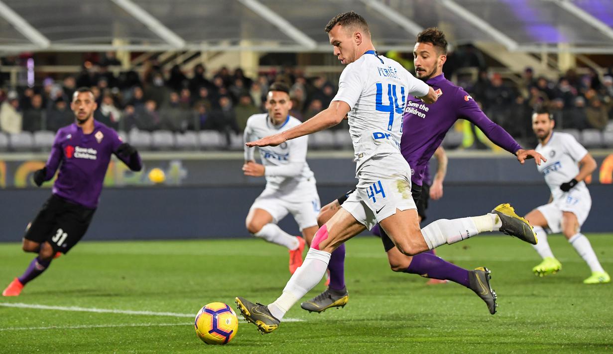 Aksi Ivan Perisic melepaskan tendangan ke gawang Fiorentina pada laga lanjutan Serie A yang berlangsung di stadion Artemio Franci, Firenze, Senin (25/2). Inter Milan imbang 3-3 kontra Fiorentina (AFP/Tiziana Fabi)