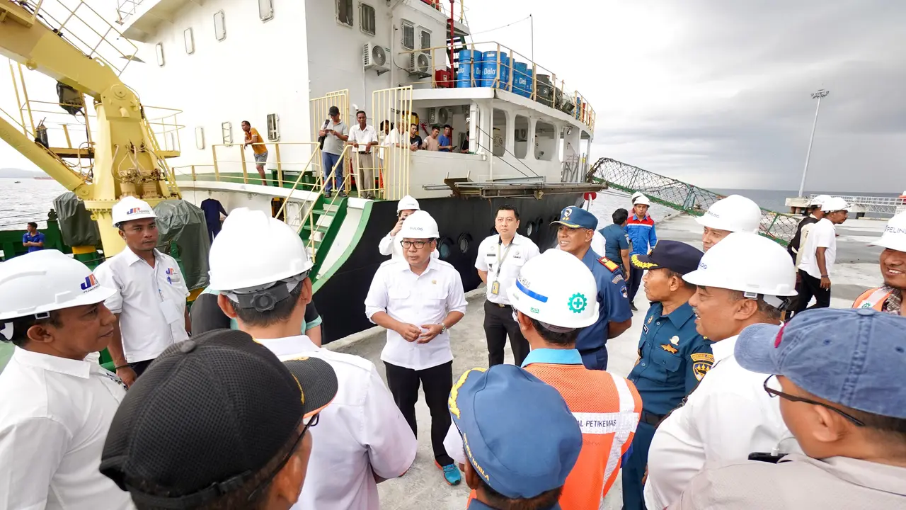 Sebanyak 4.700 ton beras impor dari Thailand telah mssuk Indonesia melalui Pelabuhan Tenau, Kupang, Nusa Tenggara Timur (NTT)