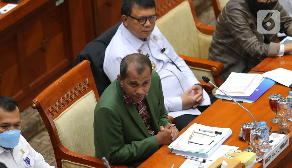 Wakil Menteri Hukum dan HAM Edward Omar Sharif Hiariej saat raker bersama Komisi III DPR, Jakarta, Rabu (6/7/2022). Komisi III dan Pemerintah bersepakat menyelesaikan RUU tentang KUHP khususnya terkait 14 isu krusial RUU KUHP sebelum diserahkan ke pembicaraan tingkat selanjutnya sesuai ketentuan perundang-undangan. (Liputan6.com/Angga Yuniar)