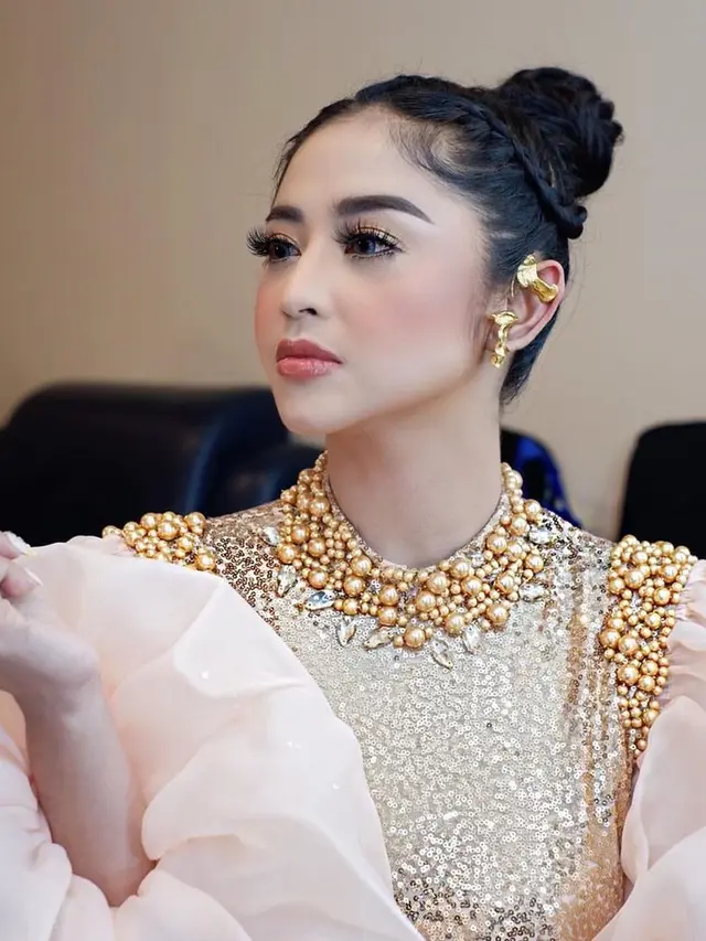 Potret Kostum Panggung Dewi Perssik. (Sumber: Instagram/dewiperssikreal)