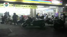 Para pelaku yang diduga berjumlah 10 orang itu menyerang warung, rumah makan, dan sebuah mobil, serta merampas tas milik seorang wanita.