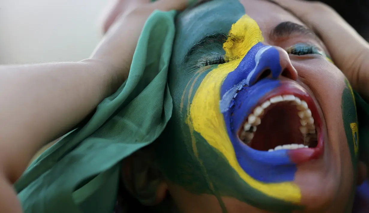 Ekspresi seorang fans usai timnya dikalahkan Jerman 1-7 pada babak semifinal Piala Dunia 2014, Selasa (8/7/14). (REUTERS/Ueslei Marcelino)