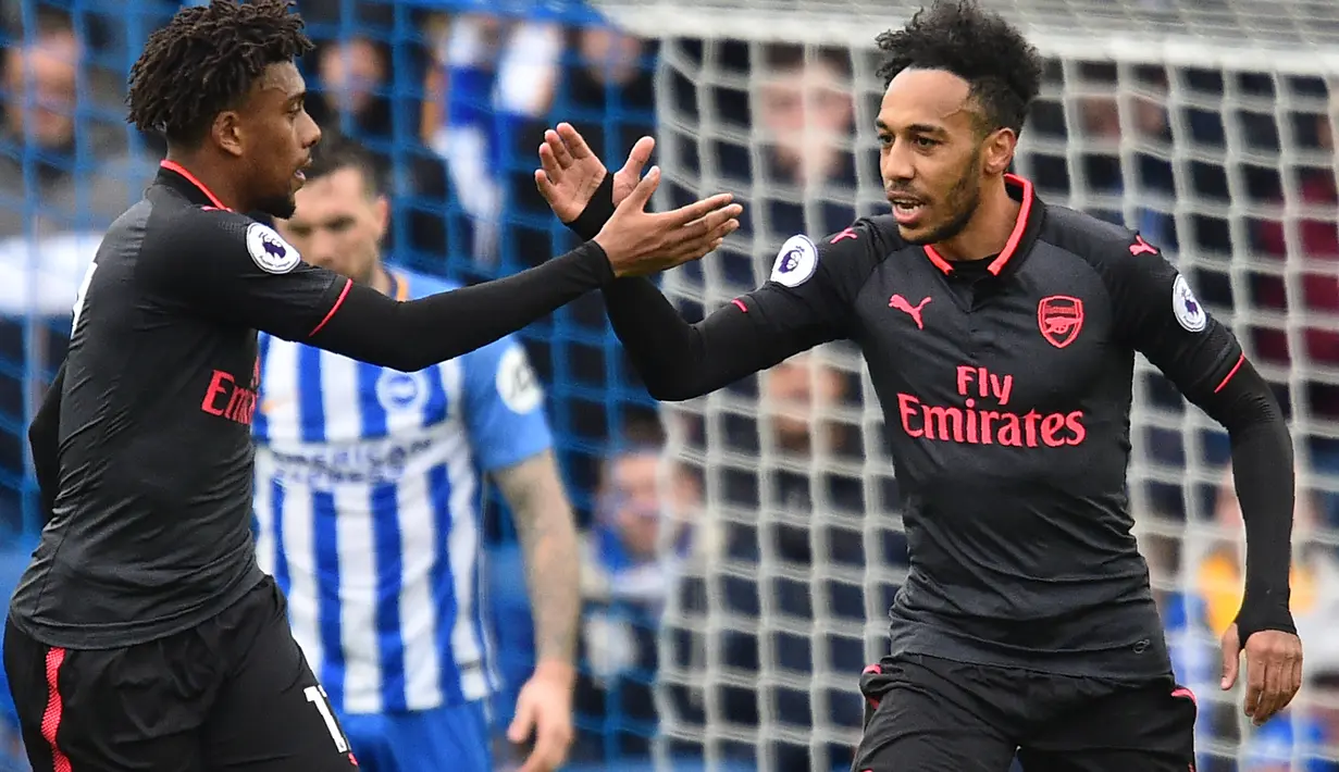 Pemain Arsenal, Pierre-Emerick Aubameyang (kanan) merayakan golnya ke gawang Brighton pada laga Premier League di American Express Community Stadium, Brighton, (4/3//2018). Arsenal kalah 1-2. (AFP/Glyn Kirk)