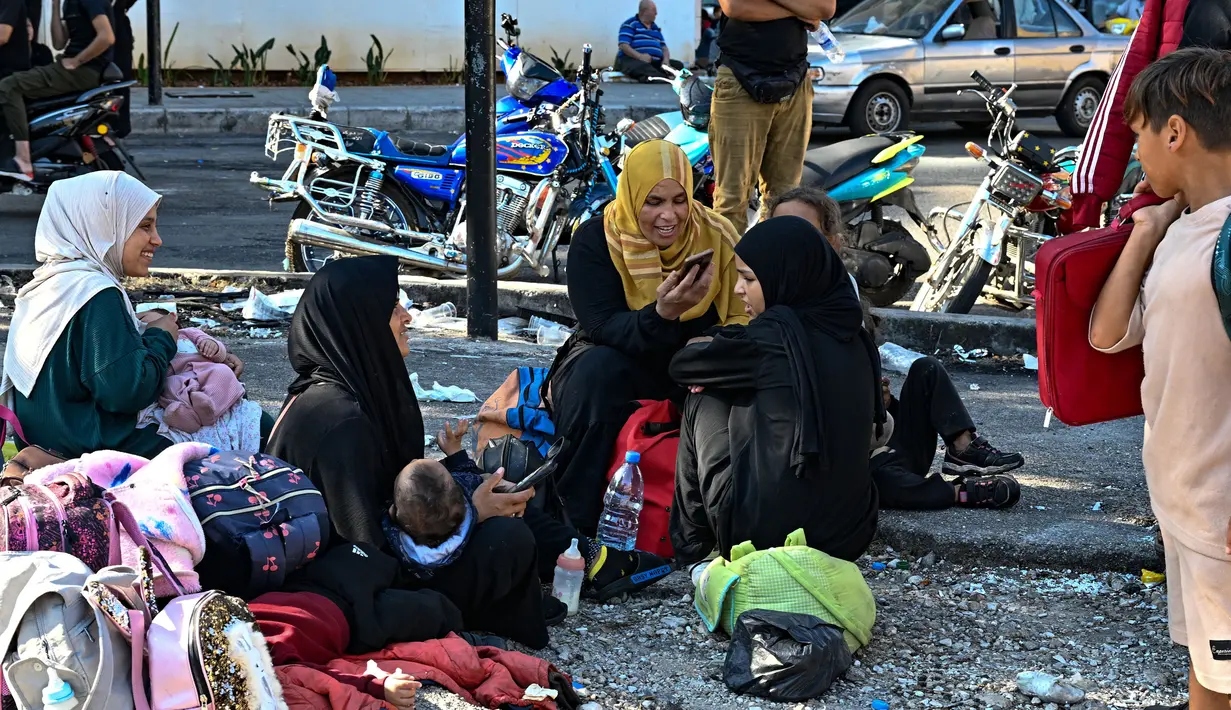 Kantor Perserikatan Bangsa Bangsa (PBB) untuk Koordinasi Urusan Kemanusiaan mengatakan, eskalasi minggu ini telah melipatgandakan jumlah orang yang mengungsi akibat konflik di Lebanon. Sekarang ada lebih dari 211.000 orang yang mengungsi. (JOSEPH EID/AFP)