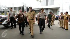 Wagub DKI Jakarta Djarot Saiful Hidayat bersama Wakapolda Metro Jaya Brigjen Pol Nandang Jumantara melakukan inspeksi mendadak di JCC, Selasa (3/1/2016). Tinjauan terkait kesiapan pelaksanaan KTT Luar Biasa OKI. (Liputan6.com/Helmi Fithriansyah)