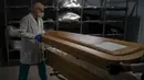 Petugas kamar jenazah menutup peti jenazah korban COVID-19 di kamar jenazah Memora, Barcelona, Spanyol, 5 November 2020. Seperti dokter dan perawat, petugas kamar jenazah adalah bagian dari sekelompok pekerja penting di tengah pandemi. (AP Photo/Emilio Morenatti)