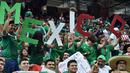 Suporter Meksiko saat mendukung timnya melawan Venezuela dalam laga Grup C Copa America 2016 di Stadion NRG, Houston, AS, Selasa (14/6/2016) WIB. (AFP/Nelson Almeida)