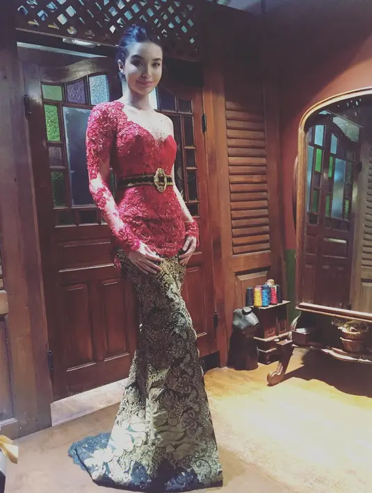 Manohara Odelia juga terlihat anggun saat kenakan kebaya Bali rancangan Anne Avantie. Ia kenakan kebaya Bali dengan rok Batik mermaid yang elegan [@manodelia]
