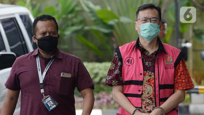 Komisaris PT Hanson International Tbk (MYRX), Benny Tjokrosaputro dikawal petugas akan menjalani pemeriksaan di Gedung KPK, Jakarta, Kamis (19/3/2020). (merdeka.com/Dwi Narwoko)