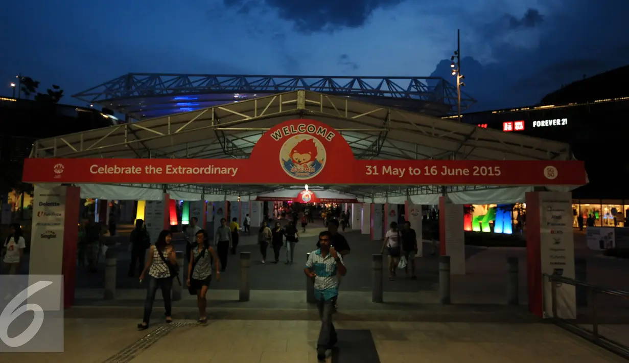Singapura siap menggelar pesta olahraga dua tahunan se Asia Tenggara, Sea Games yang ke-28. Tampak, beberapa orang melintas di sekitar National Stadium Singapura, Minggu (31/5/2015). (Liputan6.com/Helmi Fithriansyah)