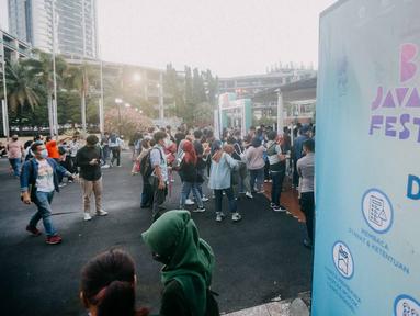 Sejumlah pengunjung menghadiri hari ketiga Java Jazz Festival 2022  di Jakarta International Expo, Kemayoran, Jakarta Pusat, Minggu (29/5/2022). Setelah dua tahun vakum, akhirnya festival musik jazz terbesar di Indonesia ini bisa kembali digelar mulai 27, 28, dan 29 Mei 2022. (Liputan6.com/Faizal Fanani)