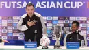 Sementara, pelatih Timnas Futsal Indonesia, Hector Souto, menegaskan tekanan tidak berada di kubu Indonesia yang baru pertama kali tampil di final, melainkan sepenuhnya ada pada Iran sebagai tim dengan tradisi juara. Tampak dalam foto, pelatih Timnas Futsal Indonesia, Hector Souto (kiri) bersama Brian Lindrey saat memberi keterangan terkait laga final Piala Asia 2026 di Indonesia Arena, Kompleks Gelora Bung Karno, Senayan, Jakarta, Jumat (6/2/2026). (Bola.com/M Iqbal Ichsan)