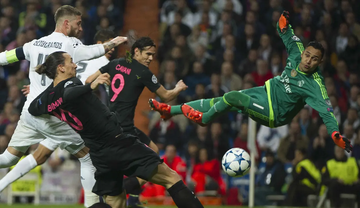 Pemain Paris St Germain Zlatan Ibrahimovic (kiri) berebut bola dengan Kiper Real Madrid Keylor Navas pada lanjutan Liga Champions di Stadion Santiago Bernabeu, Madrid, Selasa (3/11/2015) (AFP PHOTO / Curto De La Torre)