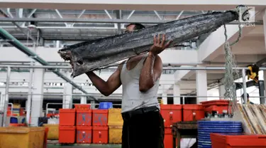 Pedagang membawa ikan di Pasar Ikan Modern (PIM) Muara Baru, Jakarta, Kamis (21/2). PIM Muara Baru mulai ditempati pedagang yang sebelumnya berjualan di Pasar Pelelangan Ikan (PPI). (Merdeka.com/Iqbal Nugroho)