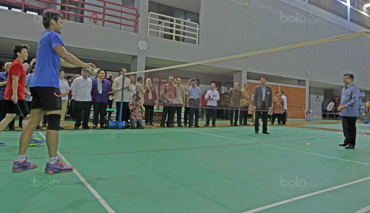 Wakil Presiden RI, Jusuf Kalla (kanan) bermain bulutangkis saat mengunjungi Pusat Latihan Pelatnas PBSI Cipayung, Jakarta Timur,  (03/10/2017). Hal ini terkait persiapan Asian Games 2018. (Bola.com/Nicklas Hanoatubun)