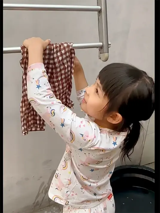 Meski ada video, Nasthusa mengucek pakaiannya. Setelah memberi sabun kemudian mengucek dan membilasnya dengan air bersih. [Instagram/glennalinskie]