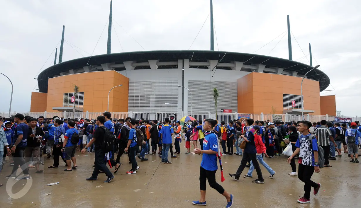 Suasana anteran masuk Stadion Pakansari, Kab Bogor jelang laga final Piala Presiden 2017, Sabtu (12/3). Di final, Arema FC dan PBFC akan berlaga memperebutkan gelar juara Piala Presiden 2017. (Liputan6.com/Helmi Fithriansyah) 