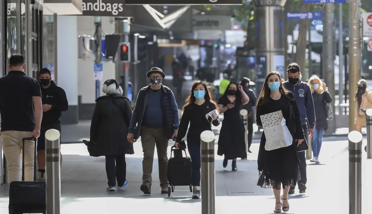 Orang-orang berjalan melintasi Bourke Street Shopping mall di Melbourne, Australia, Rabu (28/10/2020). Melbourne, kota terbesar kedua Australia, akhirnya dibuka kembali setelah pemberlakuan lockdown yang ketat selama lebih dari tiga bulan akibat Covid-19.  (AP Photo/Asanka Brendon Ratnayake)