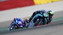 Pembalap Petronas Yamaha, Franco Morbidelli, memimpin balapan  MotoGP Teruel, Minggu (25/10/2020). Morbidelli berhasil finis pertama dengan catatan waktu 41 menit 47,652 detik. (AP/Jose Breton)