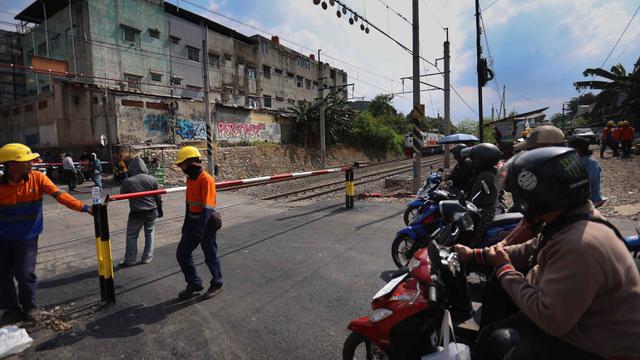 Usai Kecelakaan Kereta, Perlintasan Sebidang Ampera Dipasangi Palang Pintu