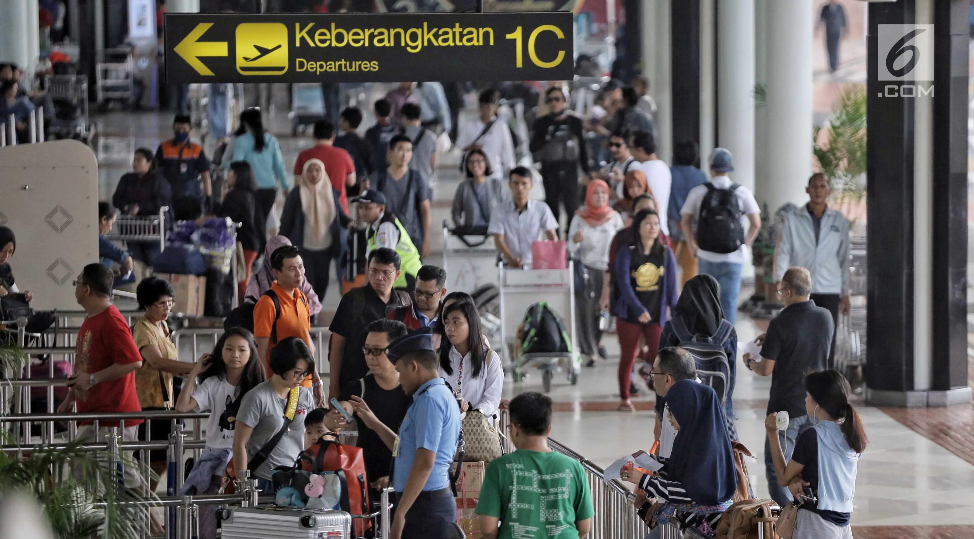 Antrean calon penumpang tampak memadati terminal 1B di Bandara Soekarno-Hatta Cengkareng, Banten, Jakarta (9/6). H-6 jelang lebaran, pada rekap penumpang kemarin, 8 Juni 2018, baik kedatangan dan keberangkatan mencapai 206.335.(/Faizal Fanani)