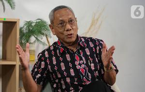 Mantan Direktur Penyakit Menular WHO South-East Asia Regional Office (SEARO), Profesor Tjandra Yoga Aditama saat wawancara khusus dengan Liputan6.com di Jakarta, Rabu (8/1/2025). (Liputan6.com/Angga Yuniar)