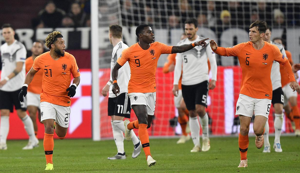 Para pemain Belanda merayakan gol yang dicetak oleh Quincy Promes ke gawang Jerman pada laga UEFA Nations League di Veltins Arena, Gelsenkirchen, Senin (19/11/2018). Kedua tim bermain imbang 2-2. (AP/Martin Meissner)