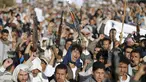 Pendukung kelompok Houthi melakukan demonstrasi menentang penyerangan Arab Saudi ke Yaman, Jumat, (20/11). Serangan koalisi pimpinan Arab Saudi ditujukan menghancurkan kelompol Houthi yang telah merebut kekuasaan Yaman. (REUTERS/Khaled Abdullah)
