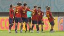 <p>Selebrasi para pemain Timnas Spanyol U-17 setelah Quim Junyent (kedua kanan) mencetak gol pertama ke gawang Jepang U-17 dalam pertandingan babak 16 Besar Piala Dunia U-17 di Stadion Manahan, Solo, Senin (20/11/2023). (Bola.com/Arief Bagus)</p>