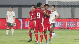 Selebrasi gol pemain Timnad Indonesia U-17, Chico Jericho usai mencetak gol ke gwang China U-17 dalam pertandingan uji coba internasional di Indomilk Arena, Tangerang, pada Rabu (11/2/2026) malam WIB. (Bola.com/Abdul Aziz)