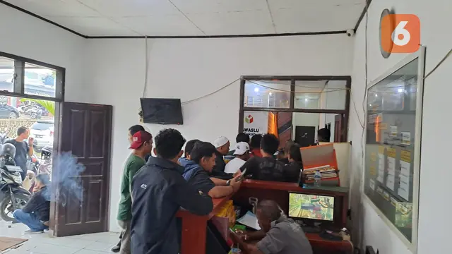 Massa anggota parpol datangi Bawaslu Kota Sukabumi untuk melihat proses sidang laporan dugaan pelanggaran Pemilu 2024 (Liputan6.com/Fira Syahrin).