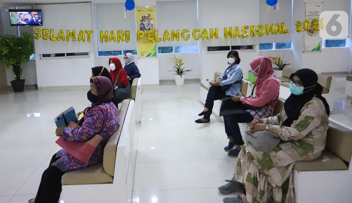 Warga menunggu antrean di Kantor BPJAMSOSTEK Cabang Cikokol, Kota Tangerang Senin (06/9/2021). Pada Hari Pelanggan Nasional BPJAMSOSTEK ngin membangun budaya pelayanan yang baik guna menciptakan loyalitas serta pengalaman yang menyenangkan bagi para peserta. (Liputan6.com/HO/BPJamsostek)