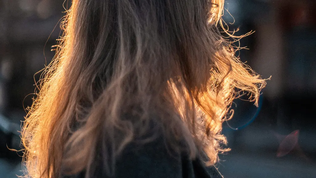 Merawat rambut frizzy agar menjadi halus dan mudah diatur (Foto: Amina Atar/Unsplash)